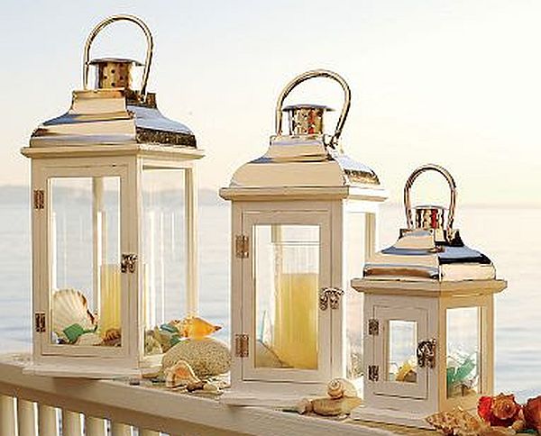 Displaying lanterns on the front steps