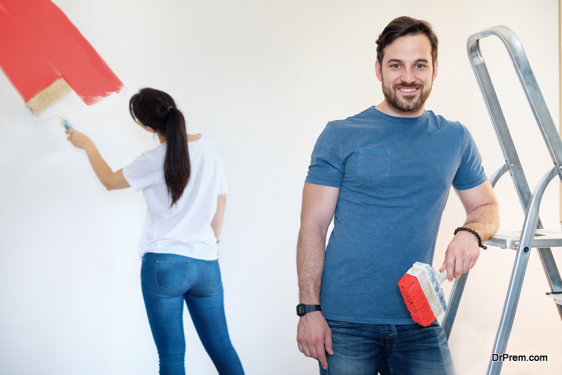 COUPLE-PAINTING-THE-HUMDRUM-WALLS